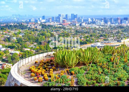 Panoramablick auf Los Angeles vom üppigen Cactus Garden des Getty Center Stockfoto