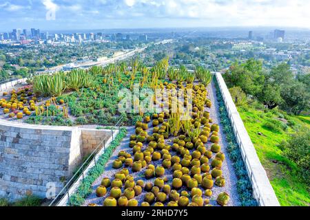 Panoramaaussicht auf Los Angeles aus dem wunderschönen Cactus Garden des Getty Center. Stockfoto