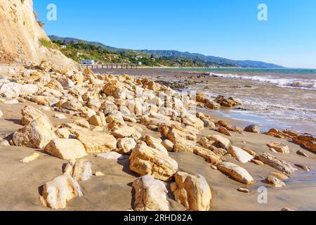 Raue Schönheit der Küstenlandschaft: Malibus steinige Küste, wo sich massive Felsen entlang der Küste verstreuen und einen beeindruckenden Blick auf das Meer bieten Stockfoto