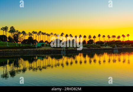 Blick auf das Wasser entlang der Küste in der Nähe des Lions Lighthouse am Long Beach bei Sonnenuntergang. Stockfoto