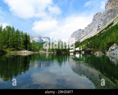 Wunderschöner Doppelsee im Triglav-Seetal im Triglav-Nationalpark und Julische alpen in Gorenjska, Slowenien mit Lärchen und Schneeresten und A Stockfoto