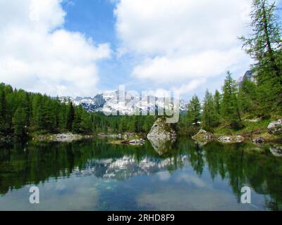 Wunderschöner Doppelsee im Triglav-Seetal im Triglav-Nationalpark und Julische alpen in Gorenjska, Slowenien mit Lärchen und Schneeresten und A Stockfoto