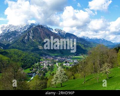 Blick auf eine kleine Alpenstadt Kranjska Gora in den Julischen alpen und Triglav Nationalpark, Gorenjska, Slowenien und schneebedeckter Berggipfel, der sich über einem erhebt Stockfoto