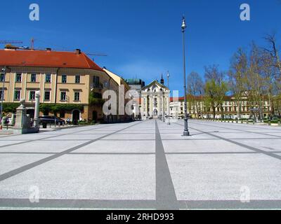 Kongressplatz in Ljubljana, Slowenien und Ursulinenkirche der Heiligen Dreifaltigkeit in Ljubljana, Slowenien Stockfoto