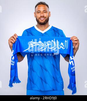 Riad, Saudi-Arabien. 15. Aug. 2023. Auf einem Foto, das am 15. August 2023 vom saudischen Fußballverein Al-Hilal veröffentlicht wurde, posiert der brasilianische Fußballspieler Neymar da Silva Santos Júnior, bekannt als Neymar Júnior, mit dem blauen Al-Hilal-Trikot in Riad, Königreich Saudi-Arabien. Foto: Balkis Press/ABACAPRESS.COM Kredit: Abaca Press/Alamy Live News Stockfoto