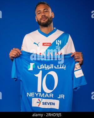 Riad, Saudi-Arabien. 15. Aug. 2023. Auf einem Foto, das am 15. August 2023 vom saudischen Fußballverein Al-Hilal veröffentlicht wurde, posiert der brasilianische Fußballspieler Neymar da Silva Santos Júnior, bekannt als Neymar Júnior, mit dem blauen Al-Hilal-Trikot in Riad, Königreich Saudi-Arabien. Foto: Balkis Press/ABACAPRESS.COM Kredit: Abaca Press/Alamy Live News Stockfoto