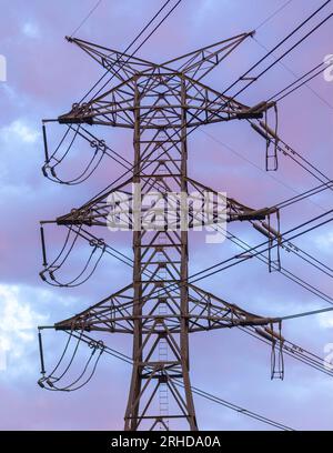 Elektrischer Turm mit pulsierendem Dämmernachthimmel in der Bay Area, Kalifornien Stockfoto