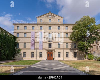 Blick auf die alte klassische Steinfassade und den Eingang zum historischen Hotel de Massilian, Heimat des Musée Fabre, einem berühmten Wahrzeichen von Montpellier, Frankreich Stockfoto