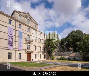 Blick auf die alte klassische Steinfassade und den Eingang zum historischen Hotel de Massilian, Heimat des Fabre-Museums, einem berühmten Wahrzeichen von Montpellier, Frankreich Stockfoto