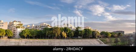 Montpellier, Frankreich - 01 12 2023 : spätnachmittags Landschaftspanorama des Richter Parks am Ufer der Lez Stockfoto