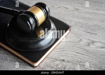 Nahaufnahme eines Richteravels und eines Buches auf einem Holztisch. Leerzeichen für Text kopieren Stockfoto