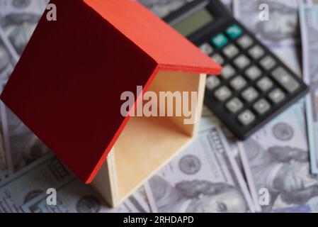 Nahaufnahme von Spielzeughaus, Taschenrechner und Geld. Immobilien- und Immobilienkonzept. Stockfoto