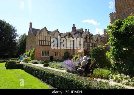 Mann auf einem Rollroller, der einen Tag in einer Anlage des National Trust genießt. Stockfoto