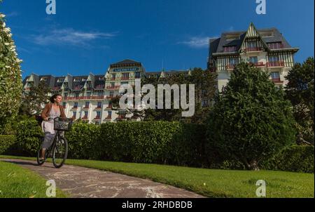 FRANKREICH. LOIRE ATLANTIQUE (44) BADEORT LA BAULE. TOURISTEN VOR DEM LUXURIÖSEN L'HERMITAGE BARRIERE HOTEL Stockfoto