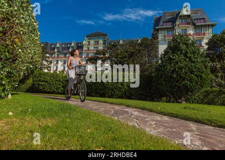 FRANKREICH. LOIRE ATLANTIQUE (44) BADEORT LA BAULE. TOURISTEN VOR DEM LUXURIÖSEN L'HERMITAGE BARRIERE HOTEL Stockfoto