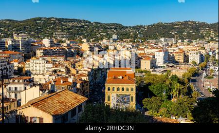 Cannes, Frankreich - 31. Juli 2022: Cannes City Center Panorama mit historischer Altstadt Centre Ville Viertel und Yachthafen an der Küste des Mittelmeers Stockfoto