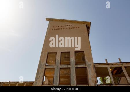 Die Ruinen der Casa Al Mare Francesco Sartori, ein Urlaubsort für die Familien der Arbeiter der nahe gelegenen Minen Montevecchio und Ingurtosu. Stockfoto