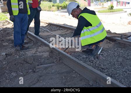 Bauarbeiter, die mit einem Oxy-Acetylen-Schneidbrenner alte Gleise für den Wiederaufbau der albanischen Eisenbahnen Durres Albanien entfernen Stockfoto