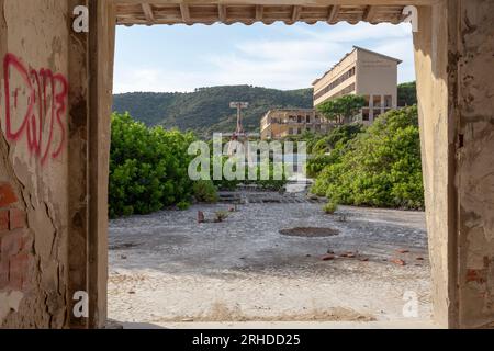 Die Ruinen der Casa Al Mare Francesco Sartori, ein Urlaubsort für die Familien der Arbeiter der nahe gelegenen Minen Montevecchio und Ingurtosu. Stockfoto