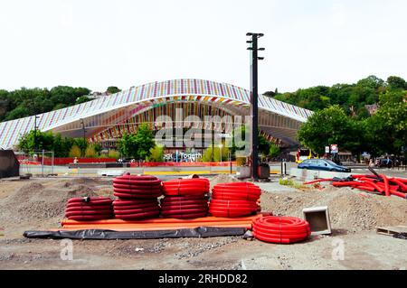 Lüttich, Belgien - 22.07.23: Straßenbahnarbeiten vor dem Bahnhof Guillemins Stockfoto