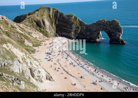 Durdle Door (manchmal auch Durdle Dor) ist ein natürlicher Kalksteinbogen an der Juraküste bei Lulworth in Dorset. Stockfoto