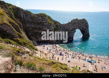 Durdle Door (manchmal auch Durdle Dor) ist ein natürlicher Kalksteinbogen an der Juraküste bei Lulworth in Dorset. Stockfoto