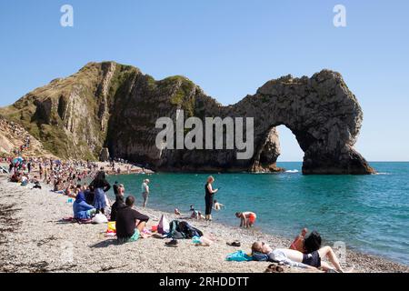 Durdle Door (manchmal auch Durdle Dor) ist ein natürlicher Kalksteinbogen an der Juraküste bei Lulworth in Dorset. Stockfoto