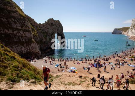 Durdle Door (manchmal auch Durdle Dor) ist ein natürlicher Kalksteinbogen an der Juraküste bei Lulworth in Dorset. Stockfoto