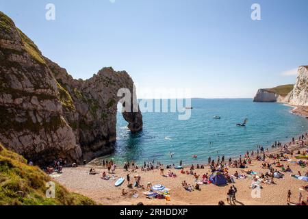 Durdle Door (manchmal auch Durdle Dor) ist ein natürlicher Kalksteinbogen an der Juraküste bei Lulworth in Dorset. Stockfoto