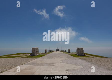 Das Militärdenkmal von Monte Grappa ist das größte italienische Militärossuar des Ersten Weltkriegs. Stockfoto