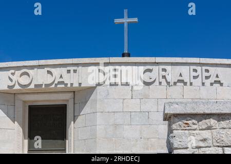 Das Militärdenkmal von Monte Grappa ist das größte italienische Militärossuar des Ersten Weltkriegs. Stockfoto