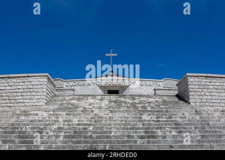 Das Militärdenkmal von Monte Grappa ist das größte italienische Militärossuar des Ersten Weltkriegs. Stockfoto