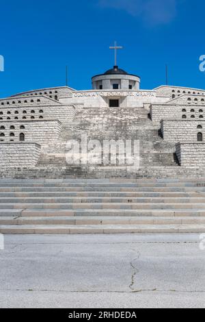 Das Militärdenkmal von Monte Grappa ist das größte italienische Militärossuar des Ersten Weltkriegs. Stockfoto