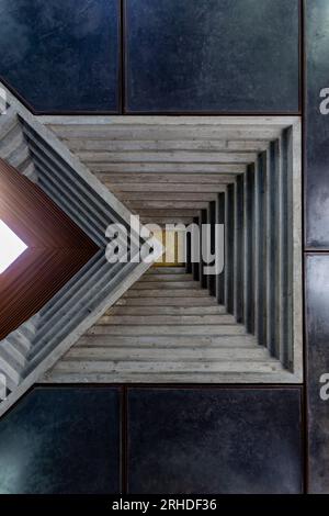 In der Kapelle ist der Protagonist Licht, das dank Schnitten, Intarsien und Schlitzen, die optische Täuschungen erzeugen, bis ins Detail untersucht wird Stockfoto