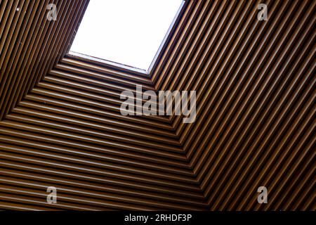 In der Kapelle ist der Protagonist Licht, das dank Schnitten, Intarsien und Schlitzen, die optische Täuschungen erzeugen, bis ins Detail untersucht wird Stockfoto