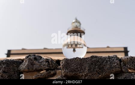 Foto Kristallkugeln, die Gebäude im Hintergrund vertauscht und gespiegelt zeigen Stockfoto