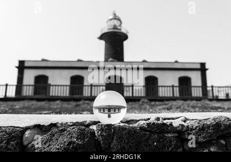 Foto Kristallkugeln, die Gebäude im Hintergrund vertauscht und gespiegelt zeigen Stockfoto