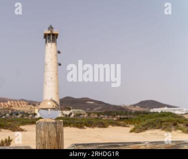 Foto Kristallkugeln, die Gebäude im Hintergrund vertauscht und gespiegelt zeigen Stockfoto