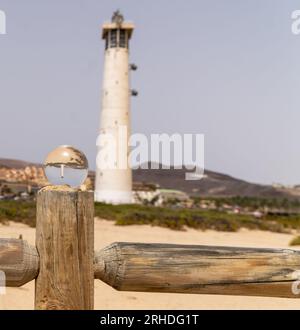 Foto Kristallkugeln, die Gebäude im Hintergrund vertauscht und gespiegelt zeigen Stockfoto