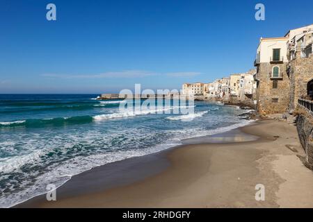 Leerer Sandstrand in Cefalu mit einem schönen blauen Himmel mit Meereswellen Stockfoto