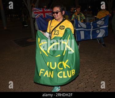 Fans erscheinen mit Flaggen während des Halbfinalspiels der FIFA Women's World Cup 2023 Australia Women vs England Women im Stadium Australia, Sydney, Australien, 16. August 2023 (Foto: Patrick Hoelscher/News Images) Stockfoto