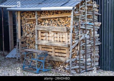 Überdachtes Brennholzlager in der Scheune Stockfoto