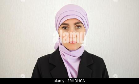 Muslimische Frau im Hijab sieht depressiv aus Stockfoto