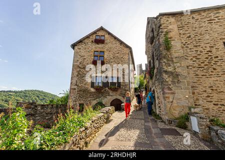 Najac, Frankreich. Ein wunderschönes Dorf in der Aveyron-Abteilung mit mittelalterlichen historischen Gebäuden und Architektur und einer teilweise zerstörten Burg Stockfoto