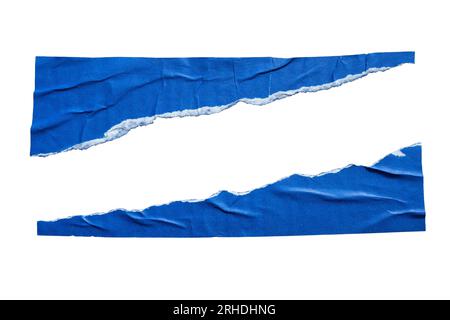Zerrissenes, verklebtes, dreieckiges dunkelblaues Papier auf weißem Hintergrund mit Beschneidungspfad Stockfoto