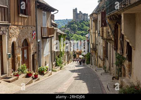 Najac, Frankreich. Ein wunderschönes Dorf in der Aveyron-Abteilung mit mittelalterlichen historischen Gebäuden und Architektur und einer teilweise zerstörten Burg Stockfoto