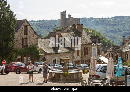 Najac, Frankreich. Ein wunderschönes Dorf in der Aveyron-Abteilung mit mittelalterlichen historischen Gebäuden und Architektur und einer teilweise zerstörten Burg Stockfoto