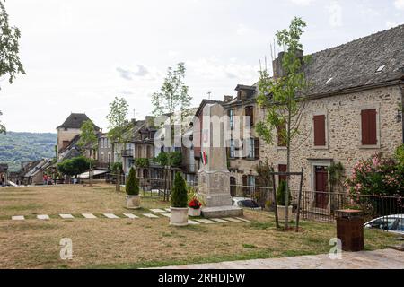 Najac, Frankreich. Denkmal für die Gefallenen in Najac, wunderschönes Dorf im Aveyron Department mit mittelalterlichen historischen Gebäuden und Architektur Stockfoto