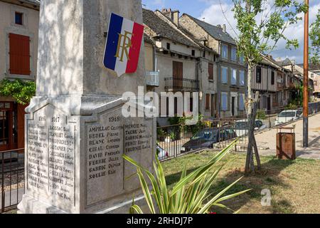 Najac, Frankreich. Denkmal für die Gefallenen in Najac, wunderschönes Dorf im Aveyron Department mit mittelalterlichen historischen Gebäuden und Architektur Stockfoto