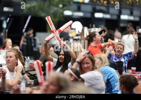 London, Großbritannien. 16. Aug. 2023. Die englischen Fans kommen zusammen, um eine Vorführung des Halbfinalspiels der FIFA Women's World Cup 2023 zwischen England und Australien im BOXPARK Wembley im Norden Londons zu sehen. Das diesjährige Turnier findet in Australien und Neuseeland statt. Foto: Ben Cawthra/Sipa USA Kredit: SIPA USA/Alamy Live News Stockfoto